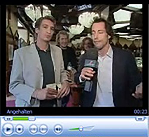 Retro-Videoplayer mitsamt Video-Screenshot eines Leute-Interviews.