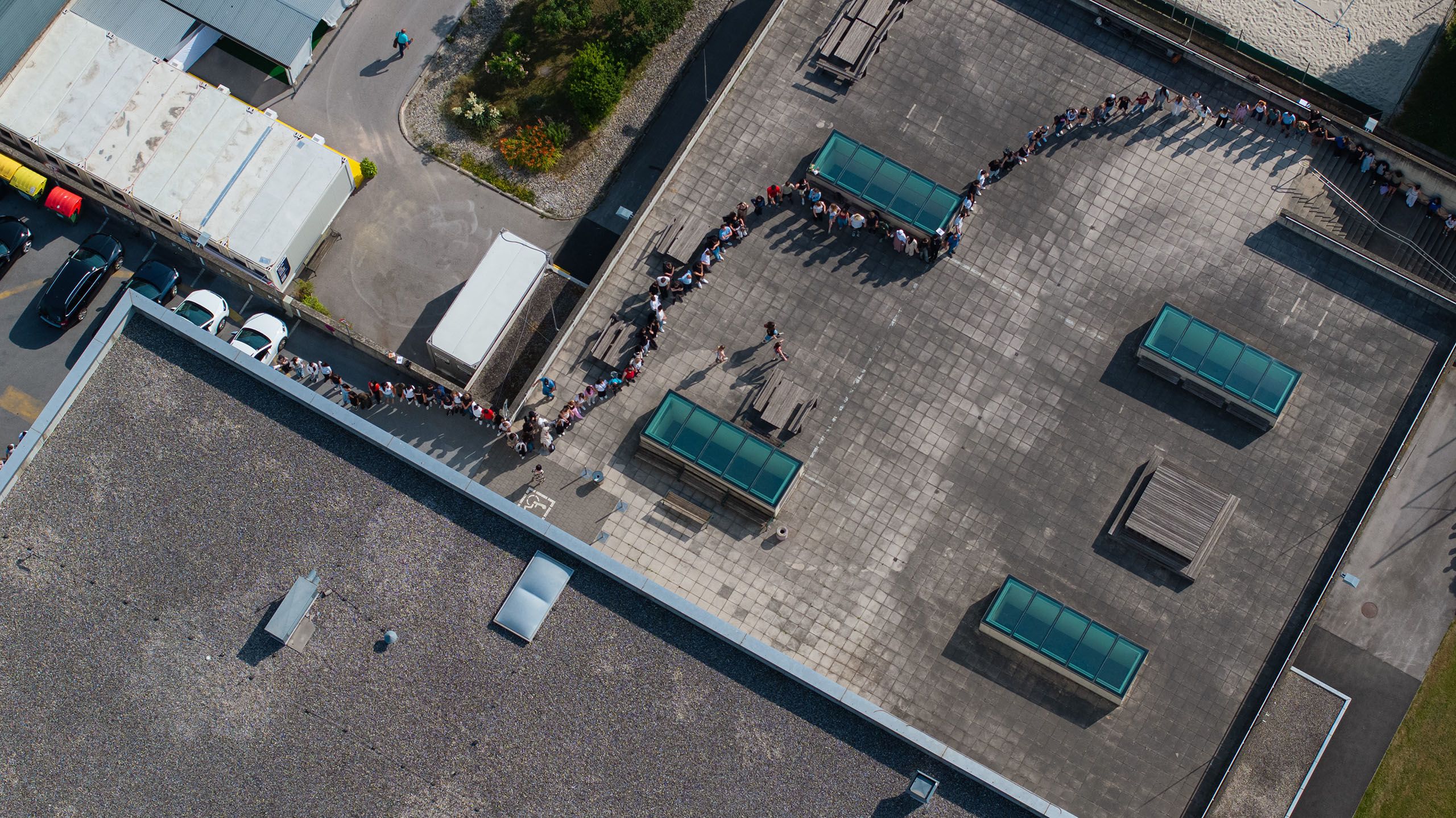 Drohnenaufnahme des BORG Dreierschützengasse, um das Schülerinnen und Schüler eine Menschenkette bilden.