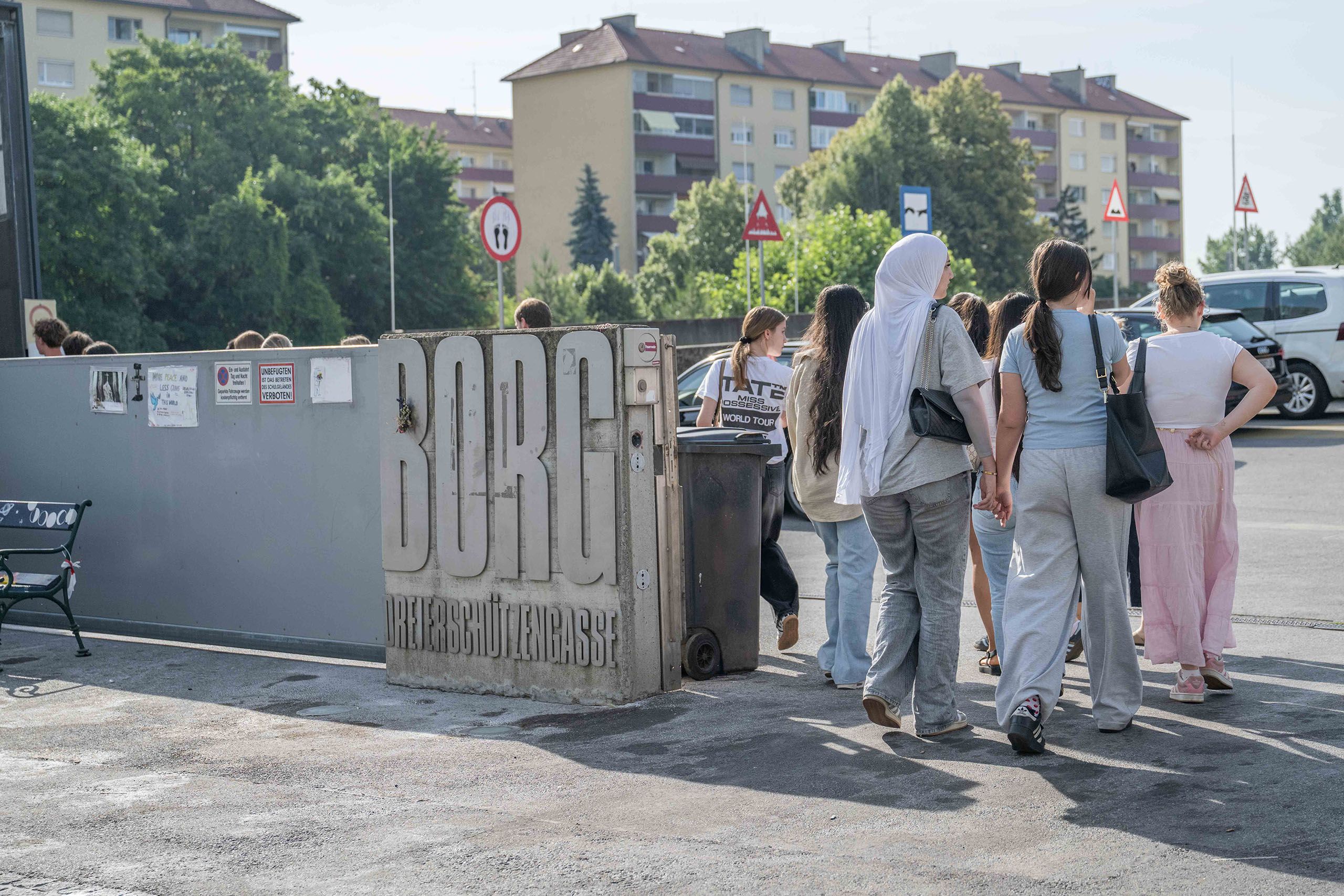 Eingangsbereich des Schulgeländes des BORG Dreierschützengasse, zu sehen sind Schülerinnen und Schüler.