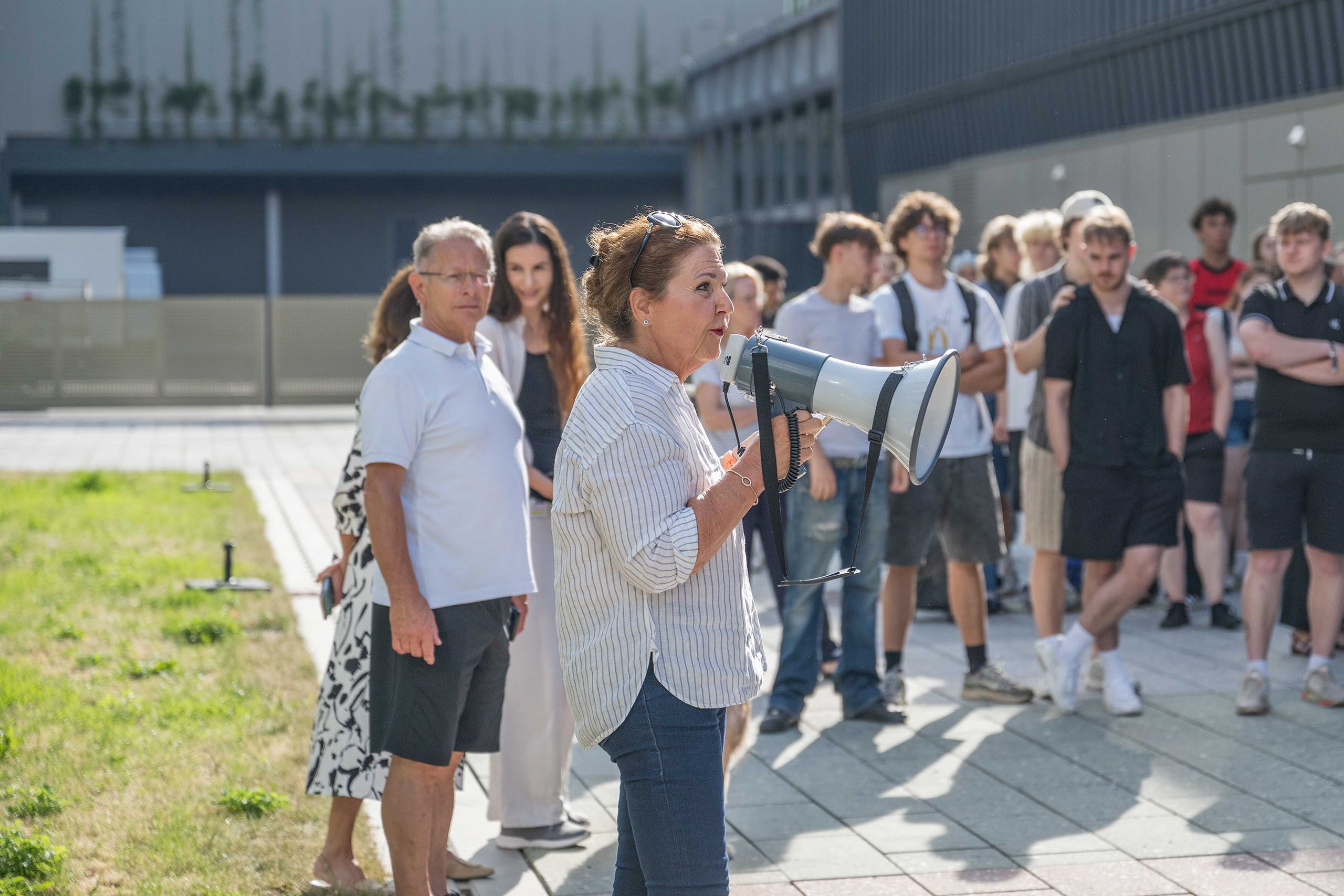Schüler und Schülerinnen und Lehrpersonen vor dem BORG Dreierschützengasse.