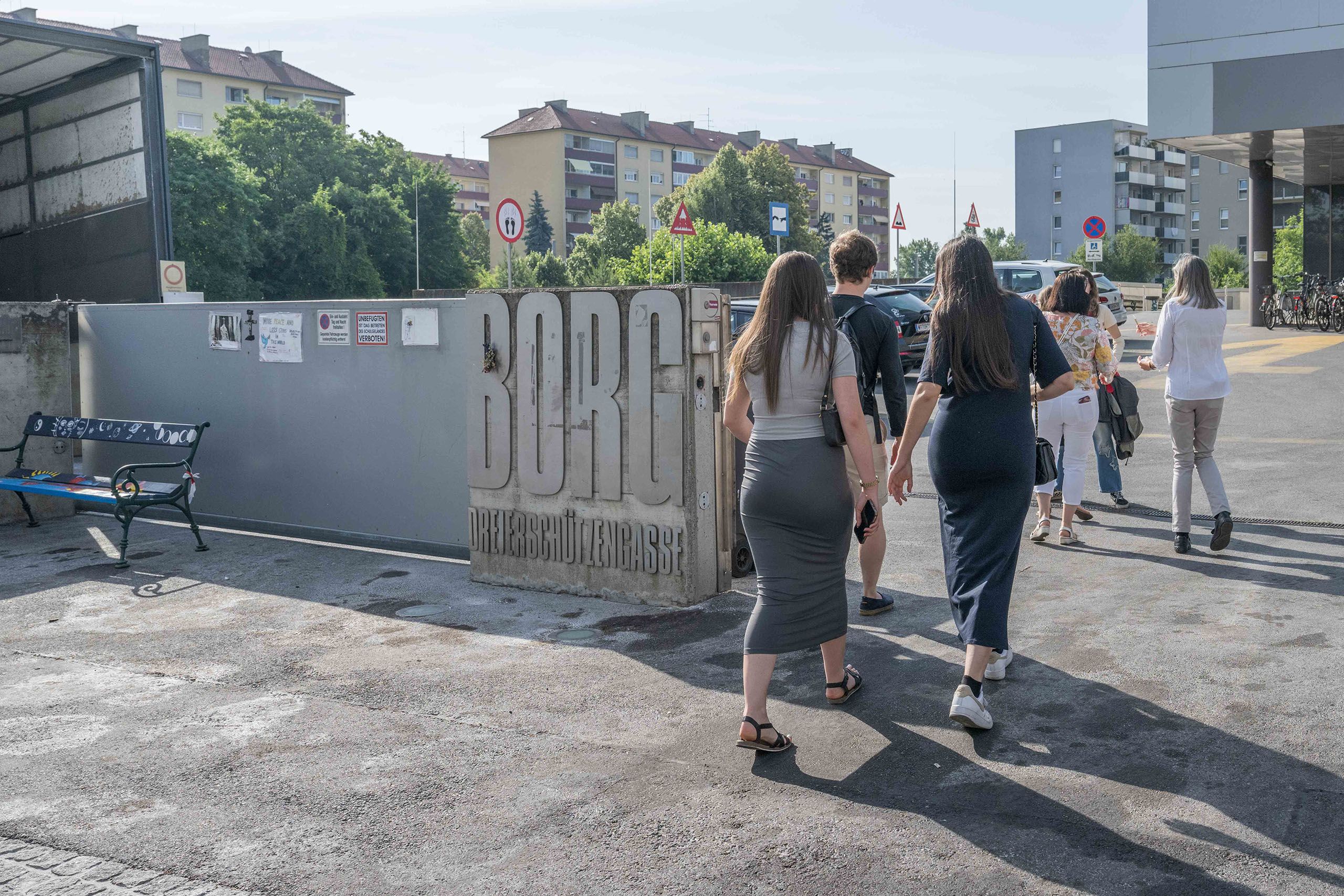 Eingangsbereich des Schulgeländes des BORG Dreierschützengasse, zu sehen sind Schülerinnen und Schüler.
