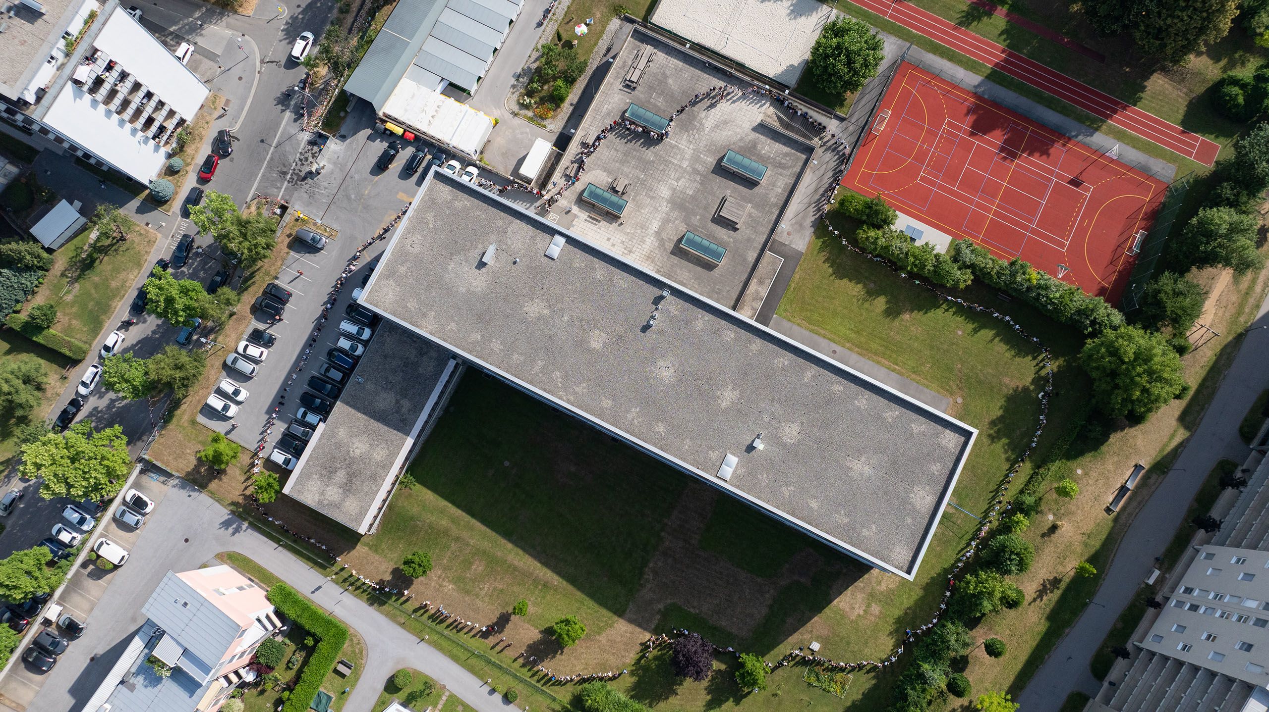 Drohnenaufnahme des BORG Dreierschützengasse, um das Schülerinnen und Schüler eine Menschenkette bilden.