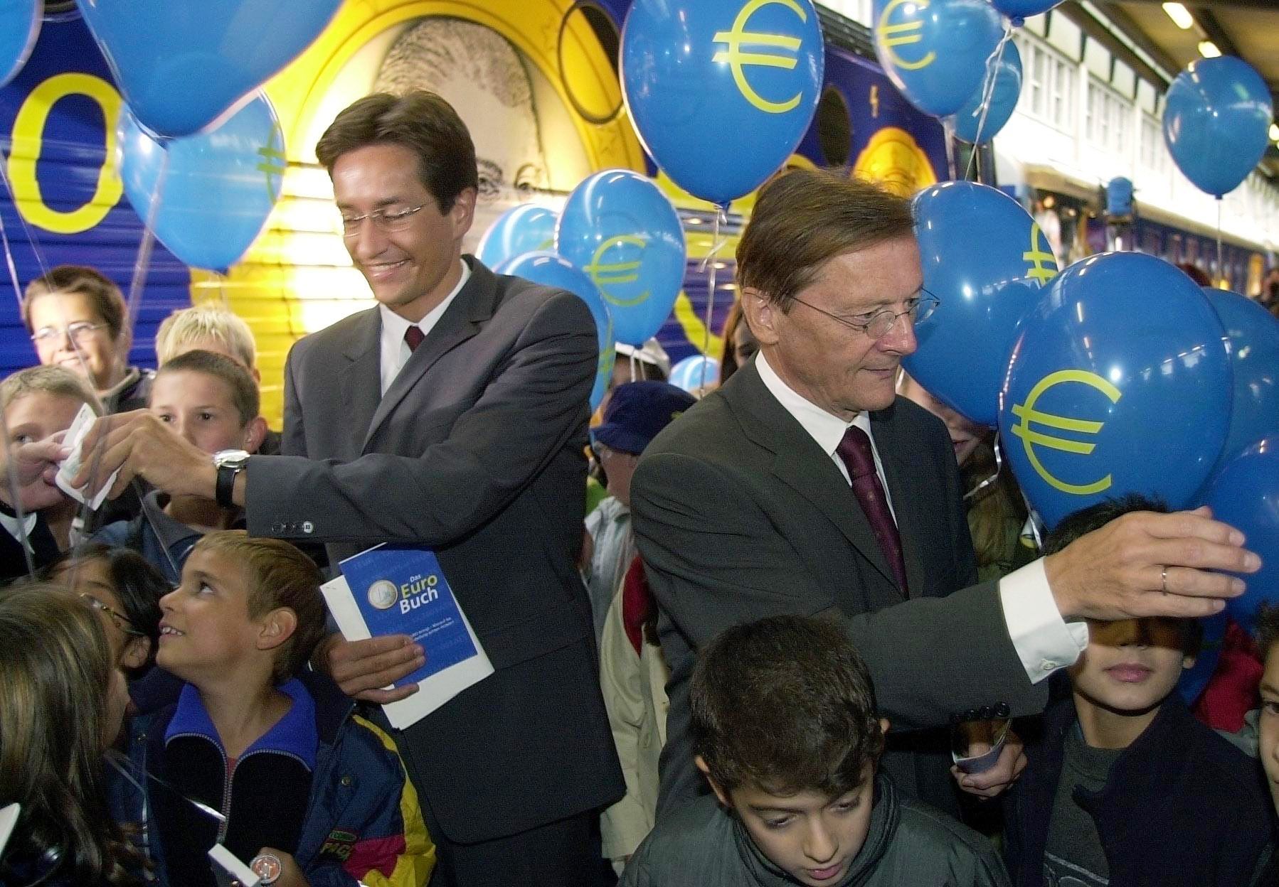 Minister Grasser und Kanzler Schüssel mit dem Euro