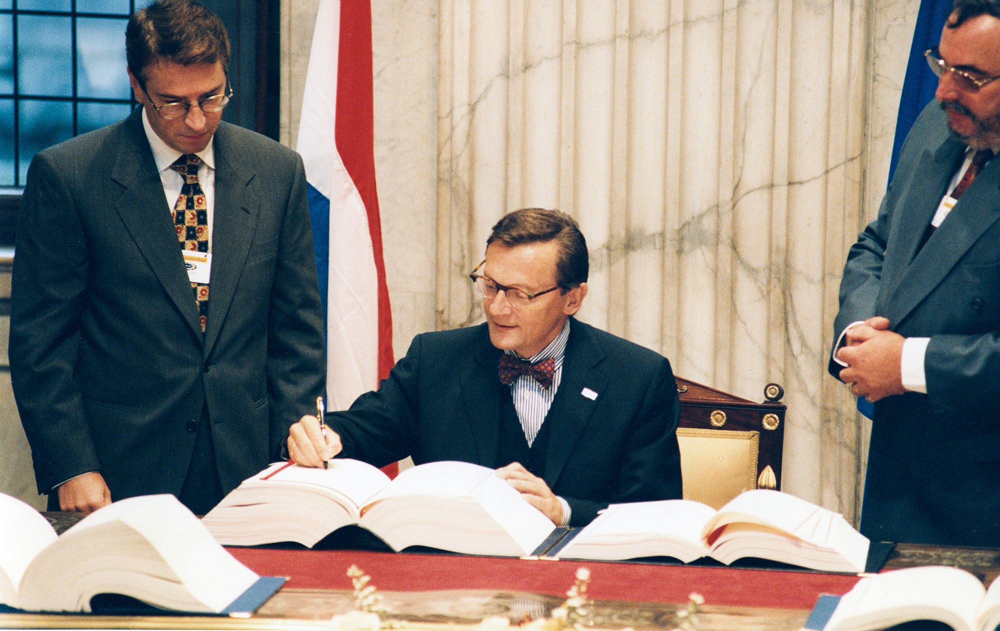 Minister Schüssel unterzeichnet für Österreich den Vertrag von Amsterdam
