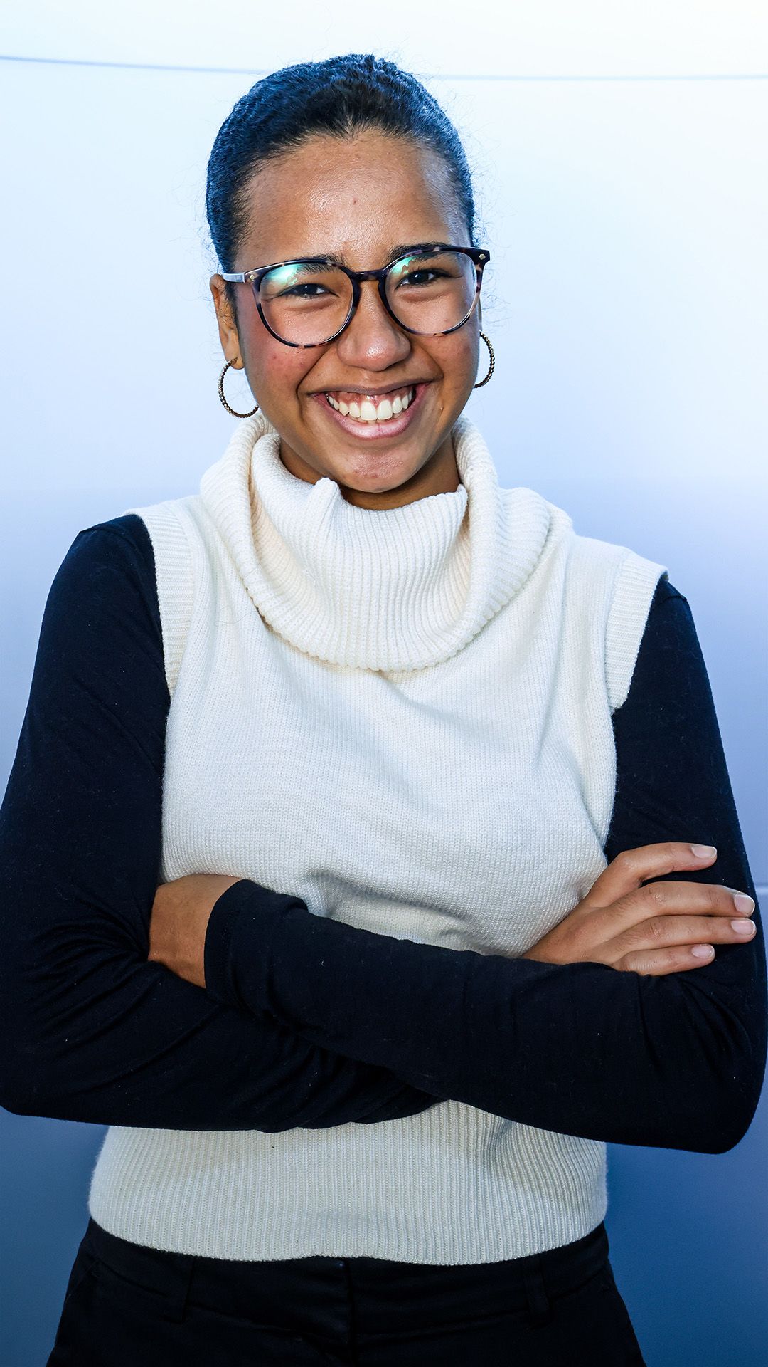 Die Schülerin ist schwarz-weiß gekleidet und posiert für das Foto.