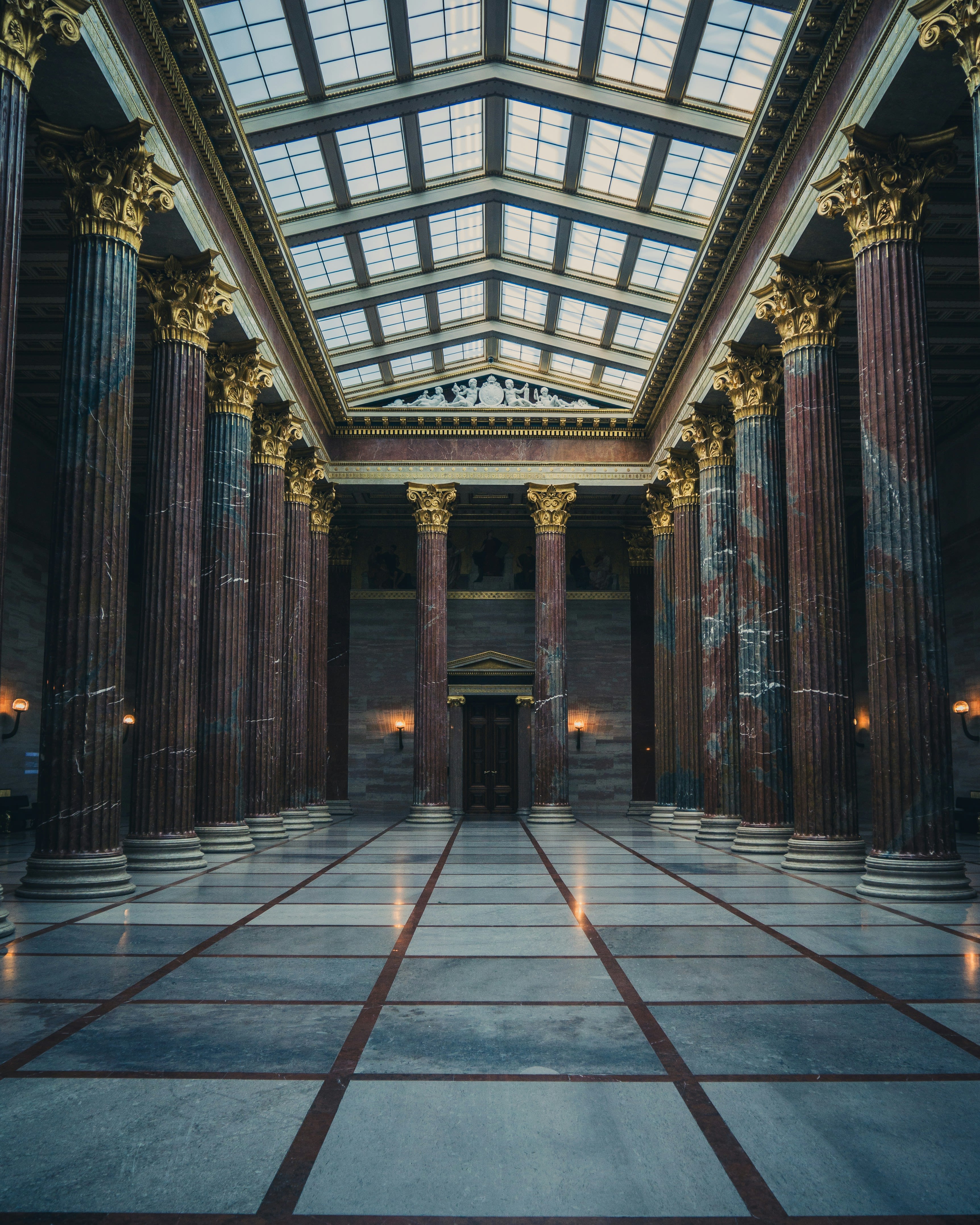 Blick in die Säulenhalle des österreichischen Parlaments.