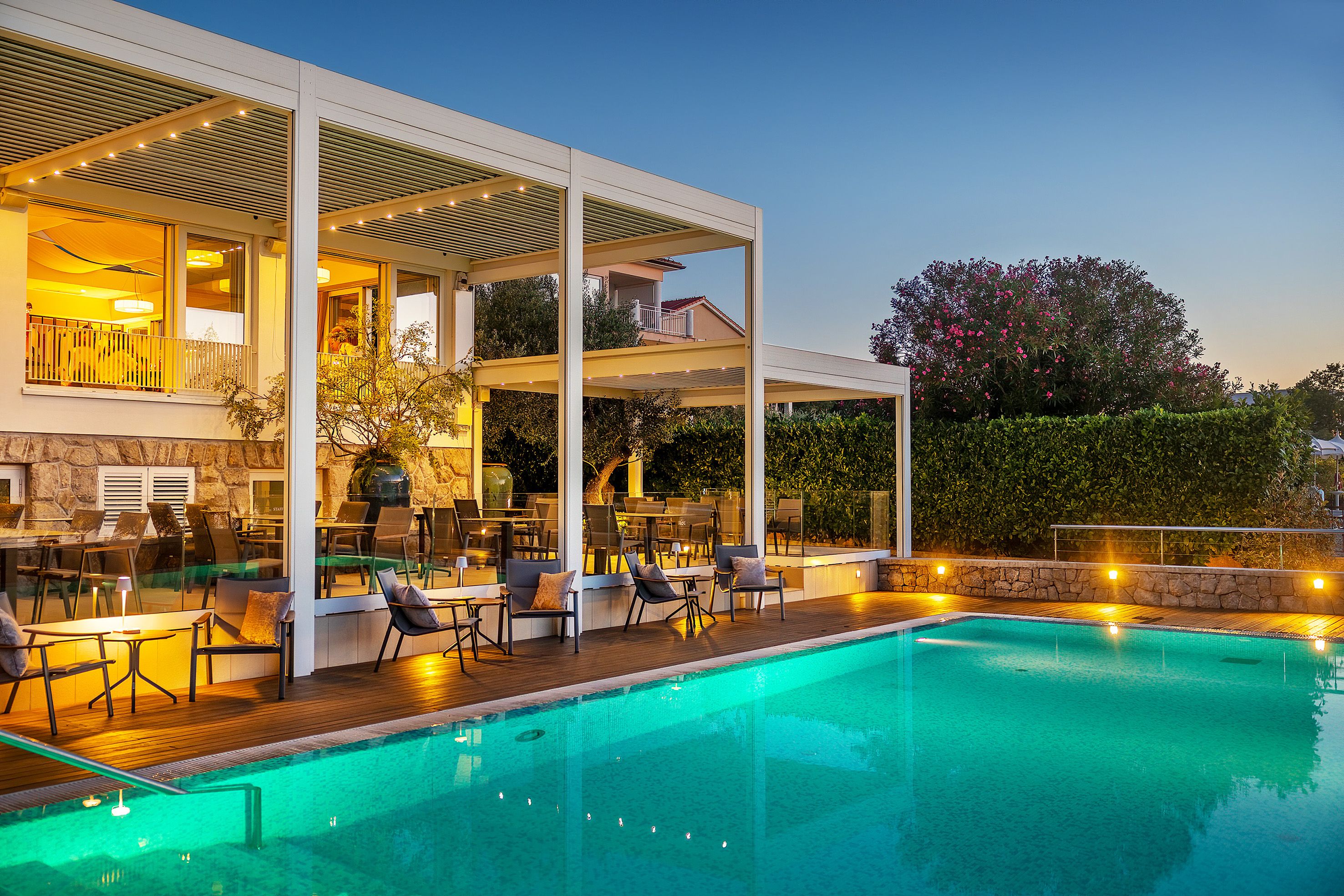 Poolbereich am Abend Hotel Vila Rova